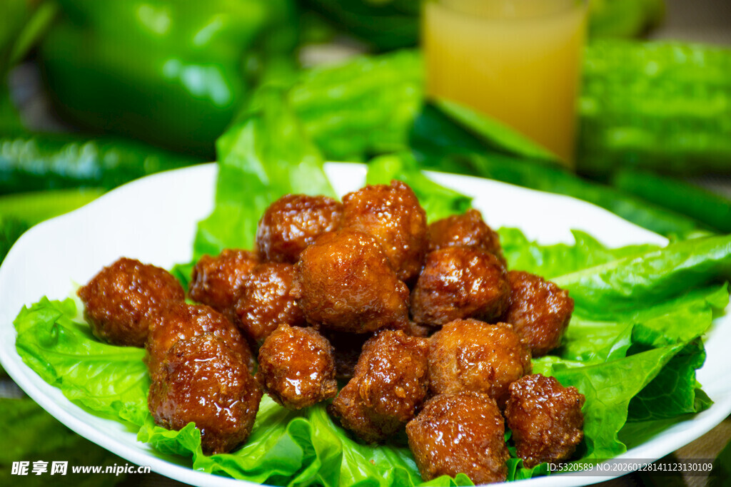 美味糖醋肉丸摆于生菜上