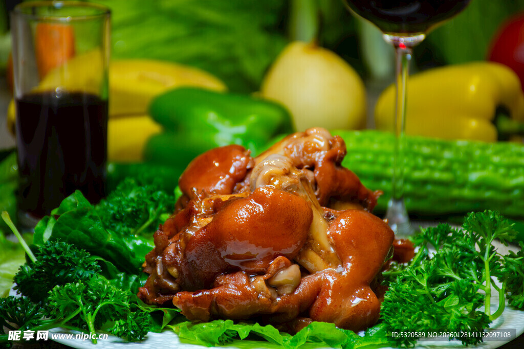 美味卤猪蹄配新鲜蔬菜