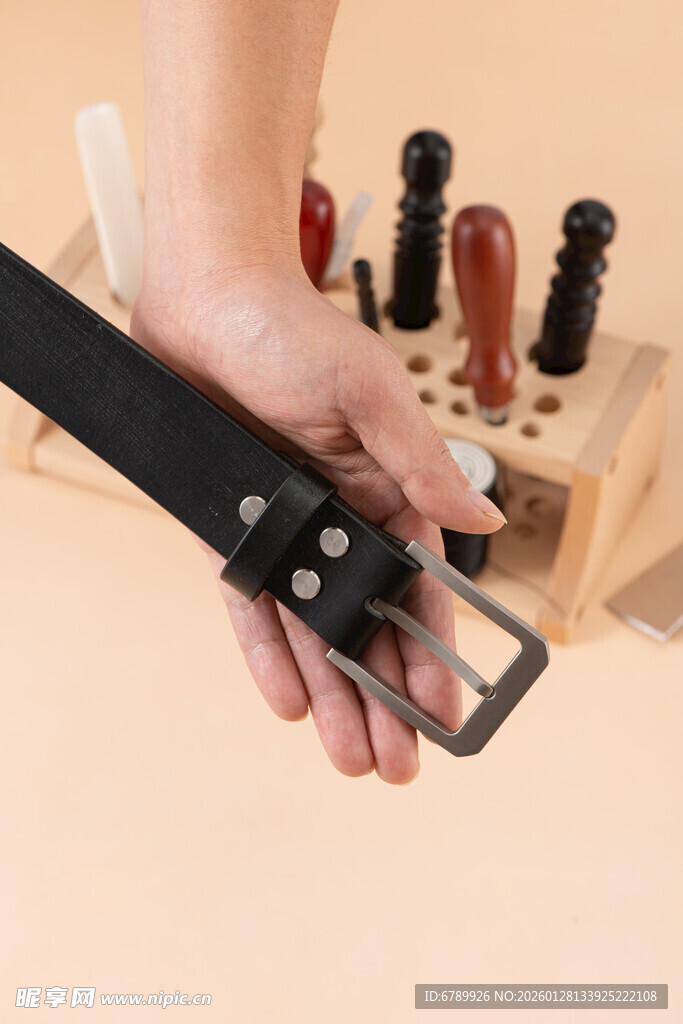 男士手持黑色皮带展示