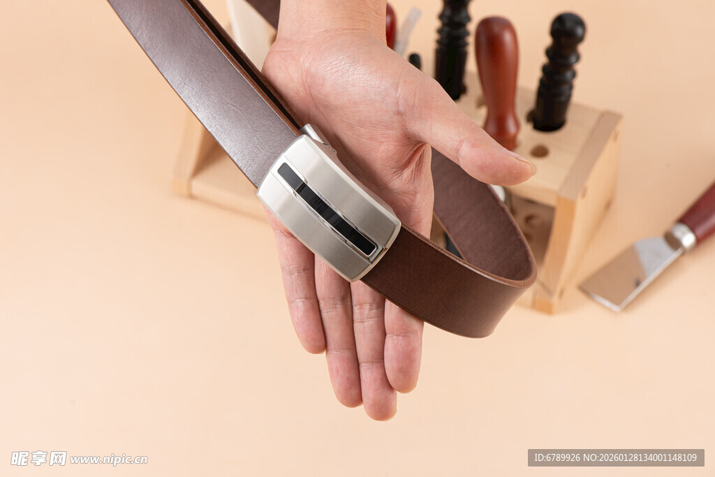 时尚皮带展示于手中