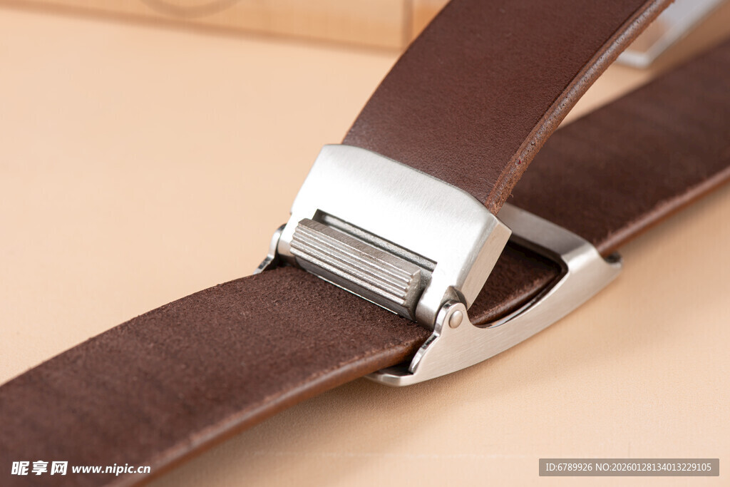 棕色皮带金属扣特写