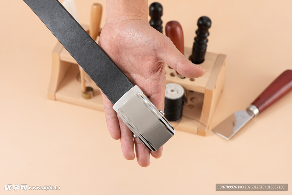 手工制作的黑色皮带展示