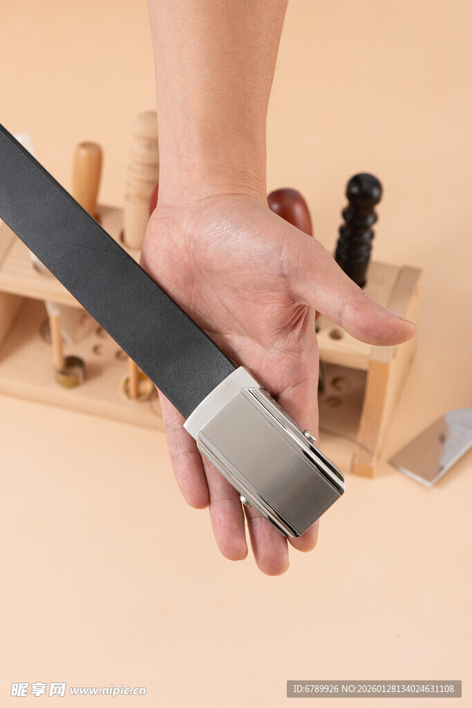 手工制作的黑色皮带展示