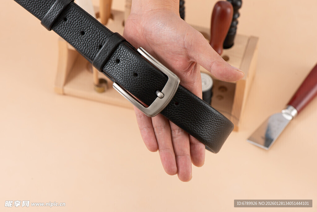 手工制作的黑色皮带展示