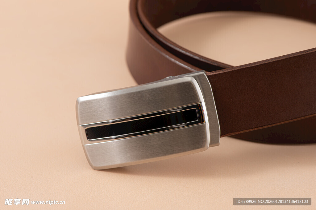 简约金属扣棕色皮带