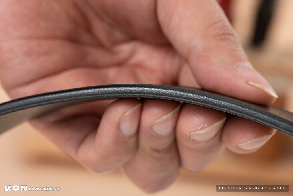 手持黑色皮带特写