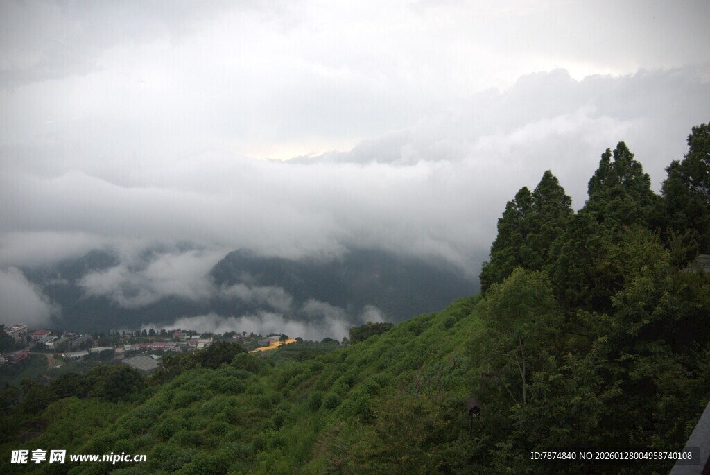 山间云雾缭绕的翠绿景致