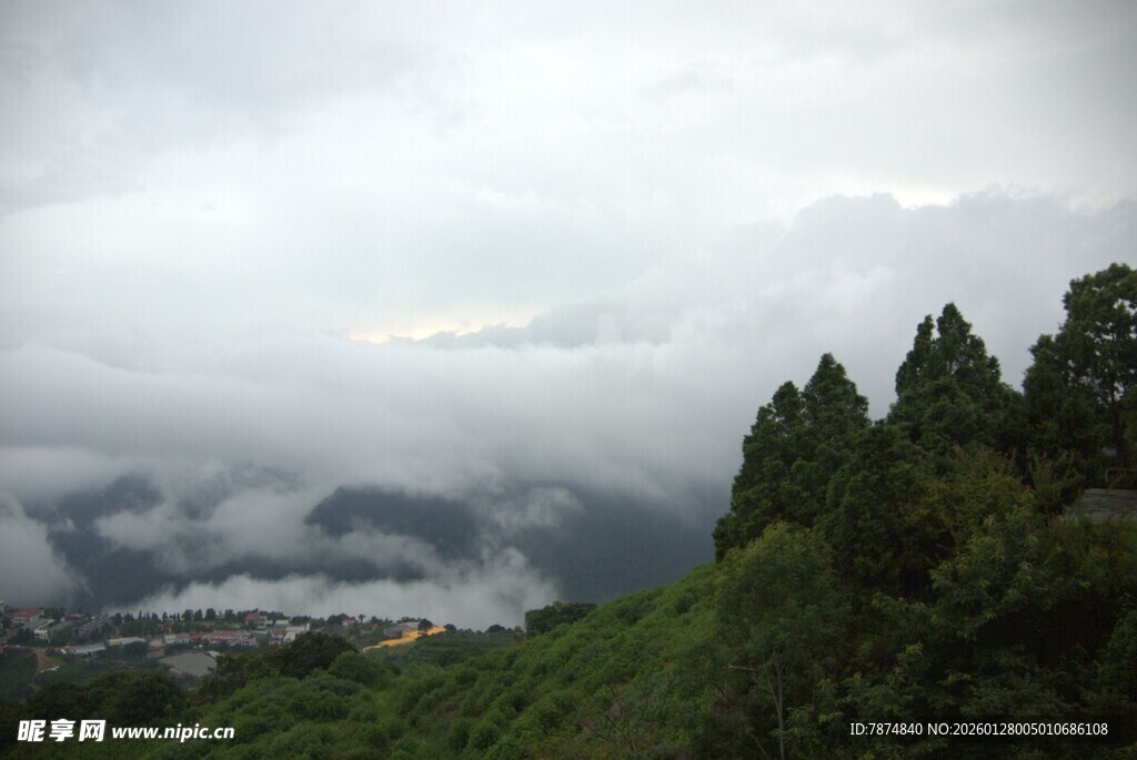 山间云雾缭绕的葱郁景致