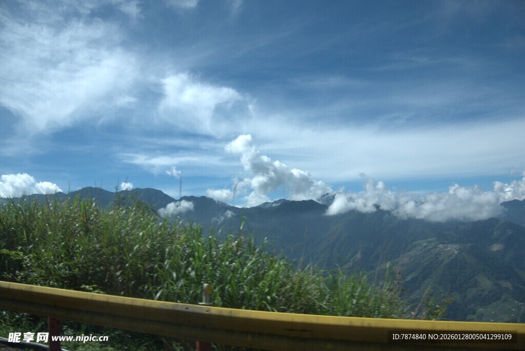 山间美景 蓝天白云青山