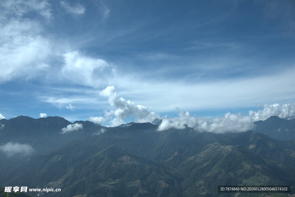 山峦云海间的壮美风光