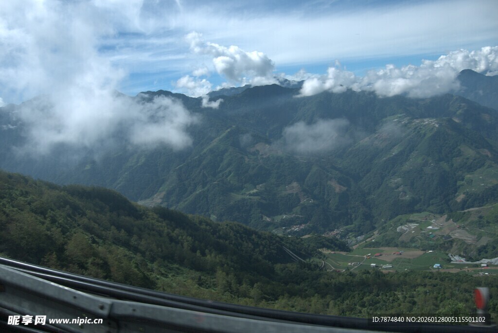 山间公路旁的壮丽自然景观