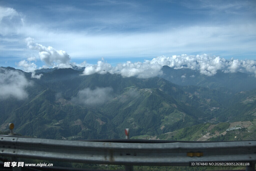 高山云海间的壮美风光