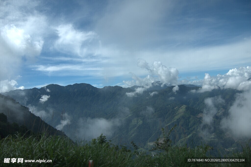 云雾缭绕的壮美山峦景色