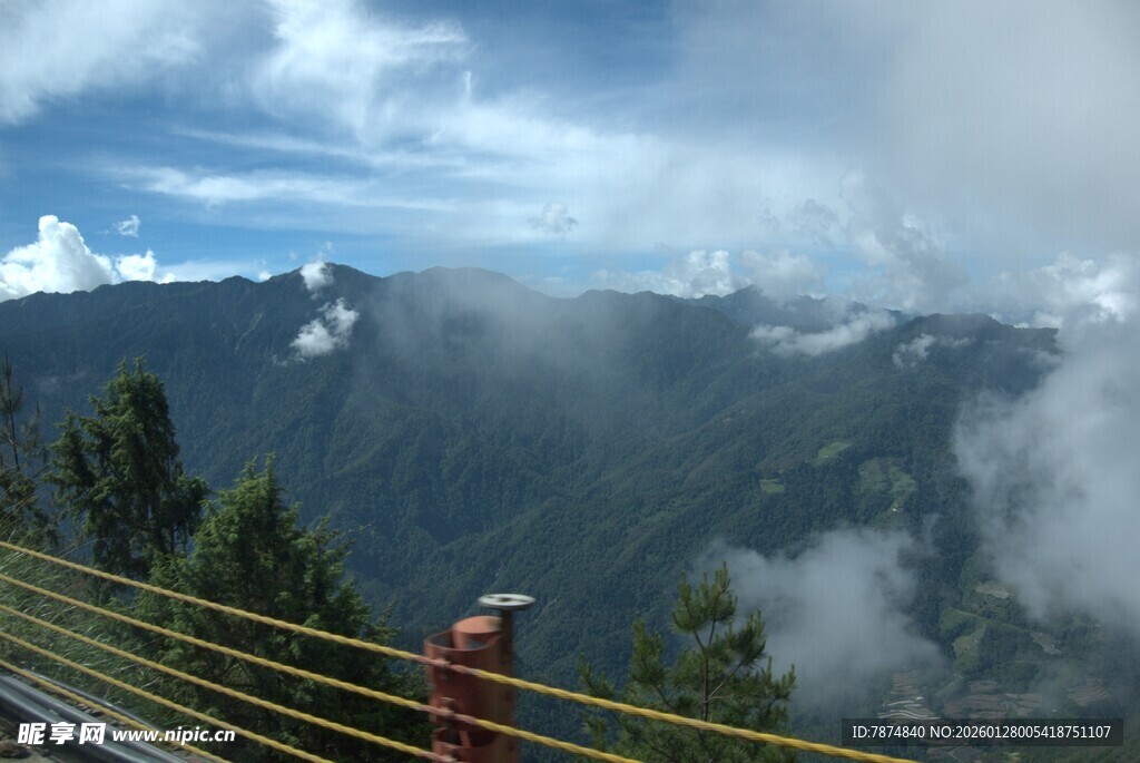 山间云雾缭绕的壮美景色