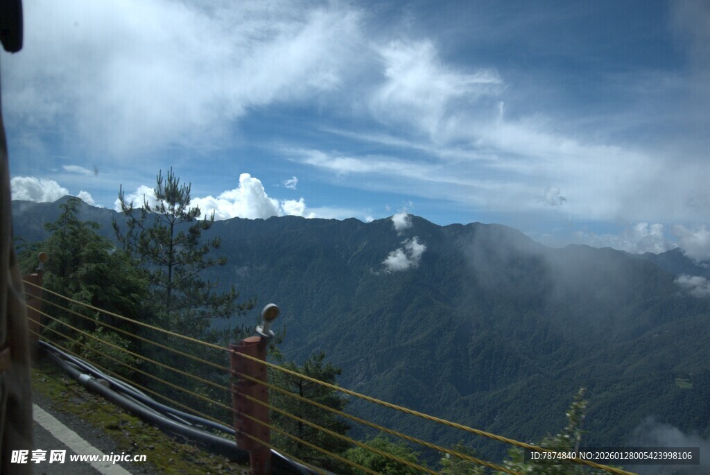 山间云雾缭绕的观景台