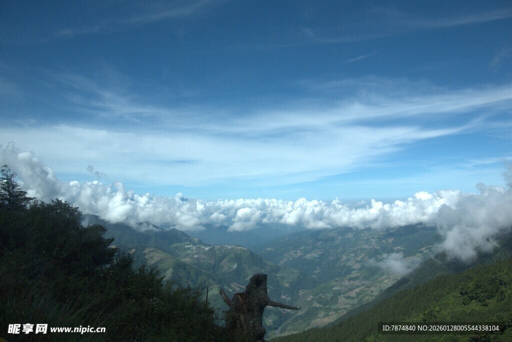 山间远眺壮丽雪山美景