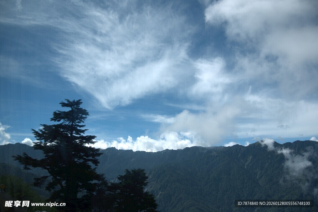 山间云景 蓝天绿树相映