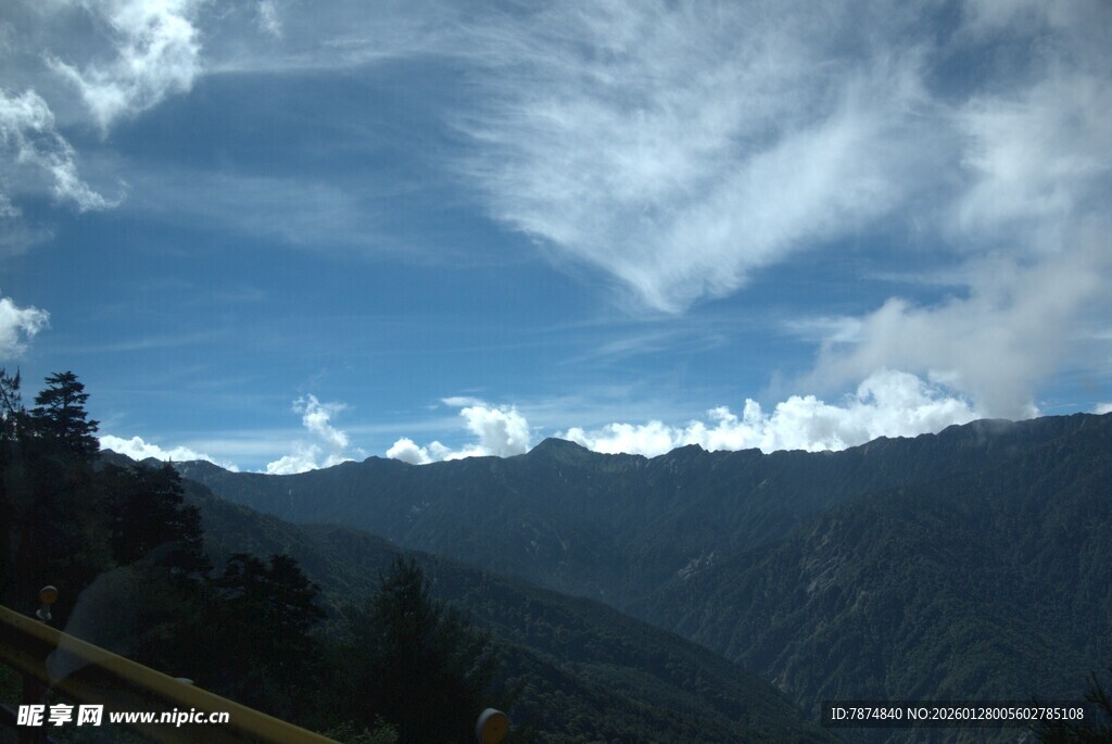蓝天白云下的秀丽山峦