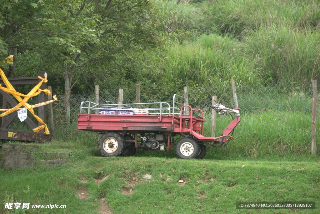 田野中的农用拖车与机械