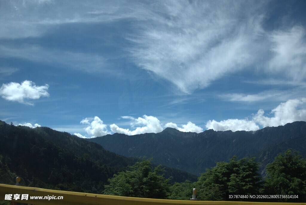 蓝天白云下的山峦美景