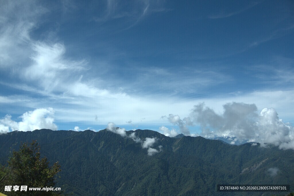 壮丽山峦与蓝天白云美景
