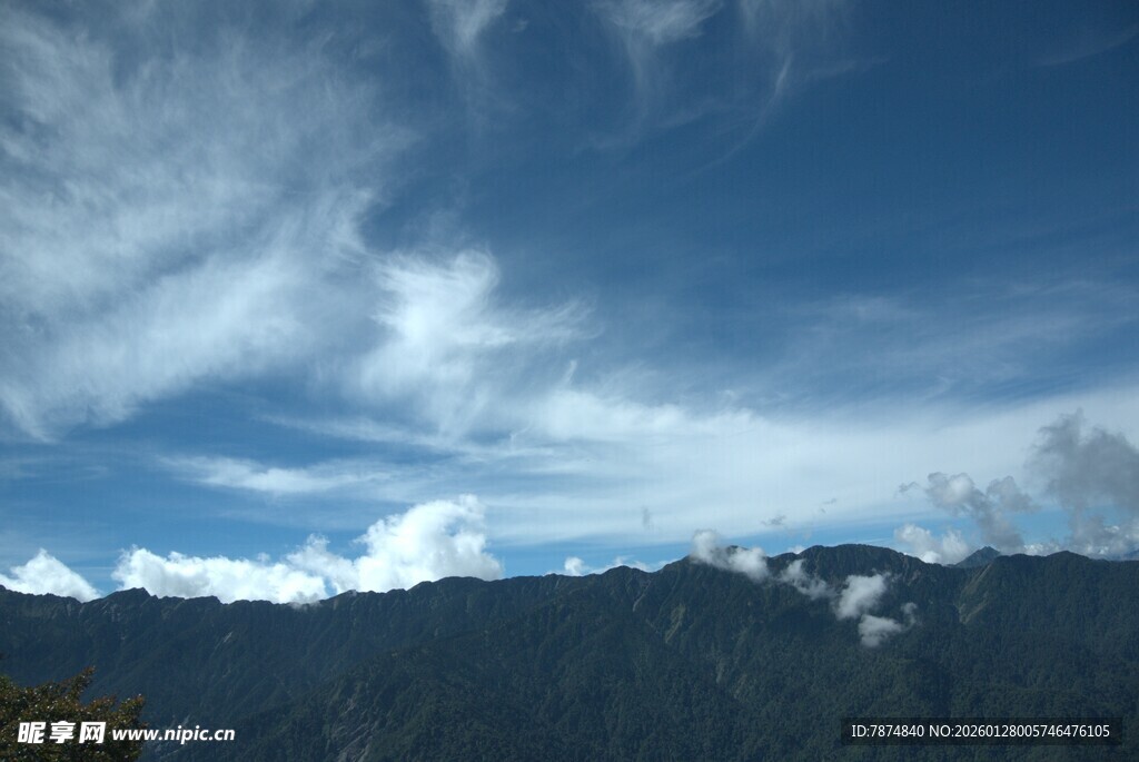 蓝天白云下的连绵山脉