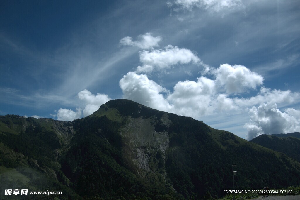 蓝天白云下的巍峨山峦