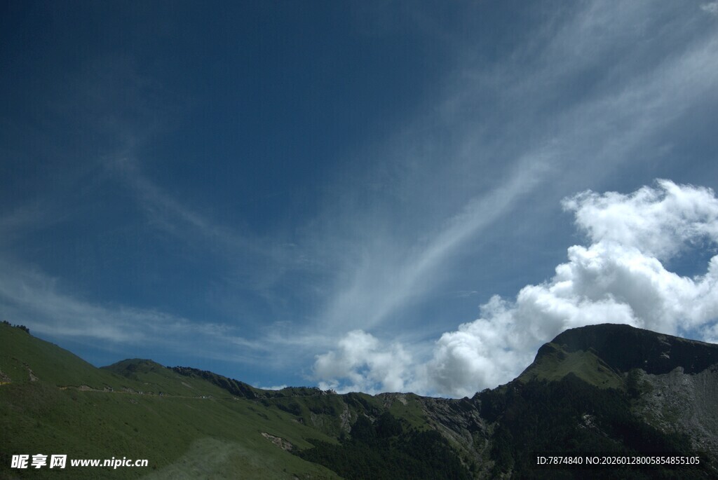 蓝天白云下的山峦美景