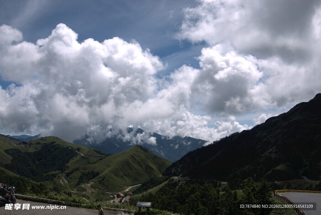 山间公路旁的壮丽云海景观