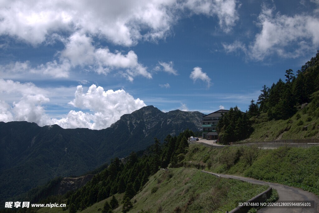山间蜿蜒公路与蓝天白云