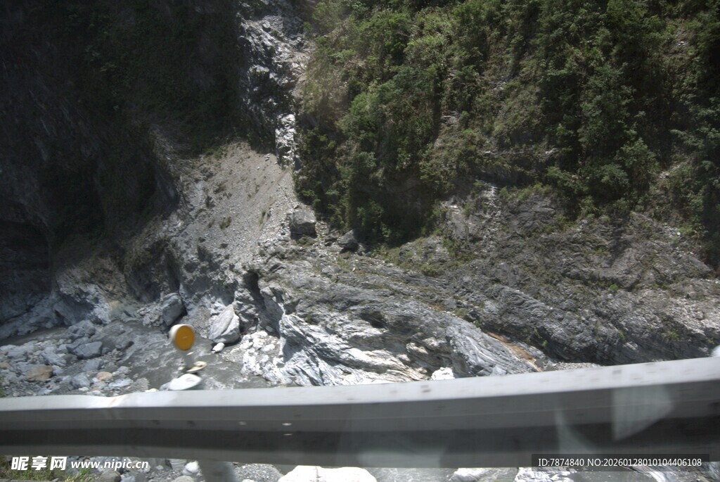 俯瞰山间公路与茂密植被