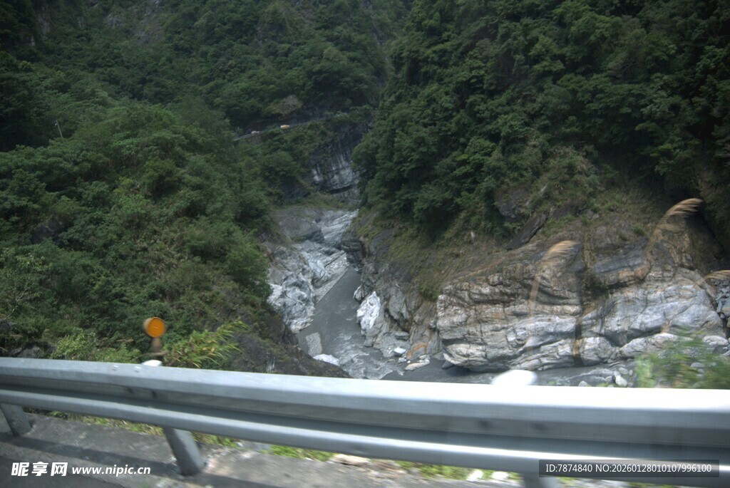 山间溪流旁的护栏景观