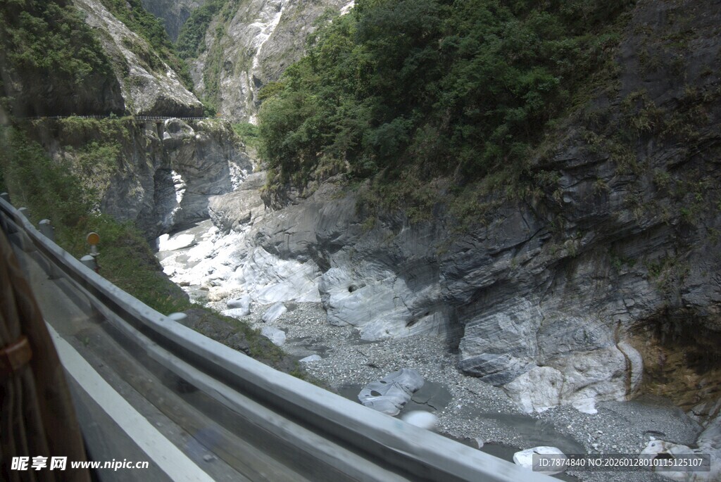 山间蜿蜒的金属护栏景观