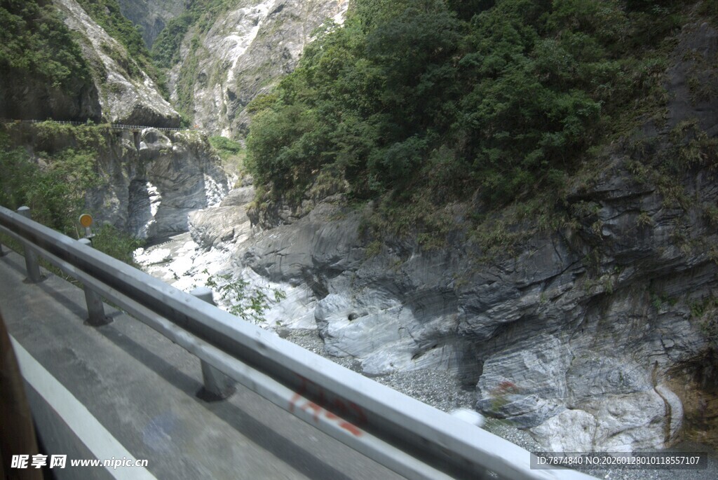 山间公路旁的湍急溪流