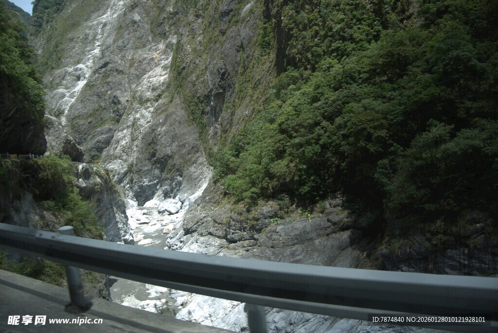 公路旁的山间湍急溪流