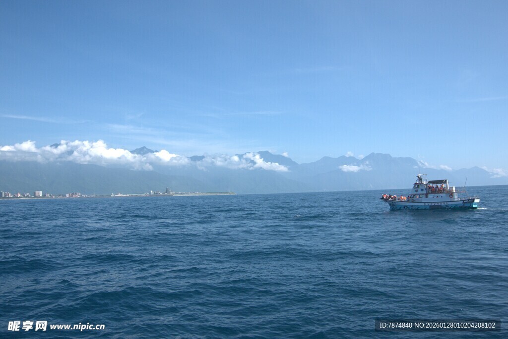 海上孤舟与远处雪山美景