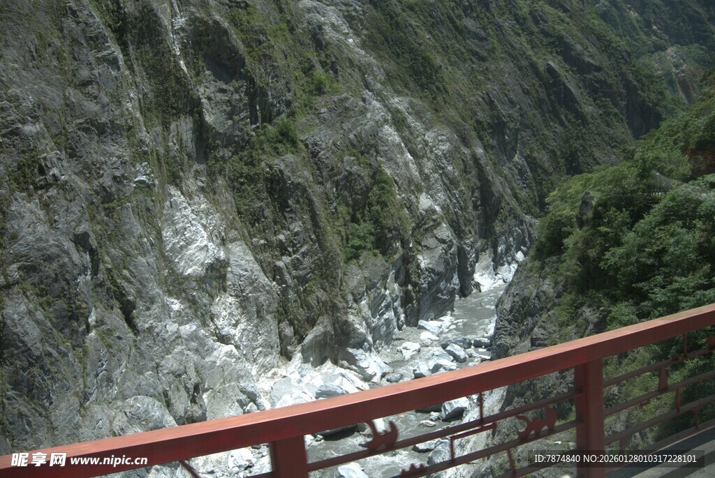 俯瞰山间湍急河流景观