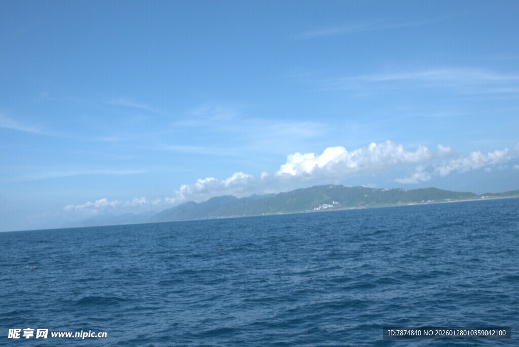 碧海蓝天中的远方岛屿