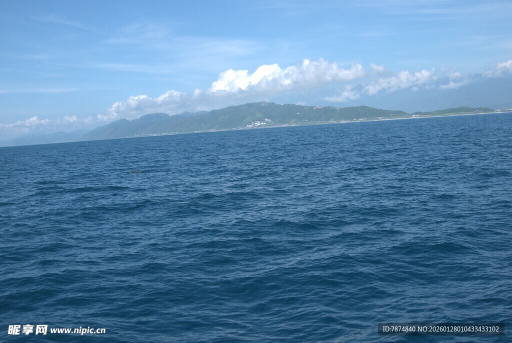 广阔海面与远处岛屿景观
