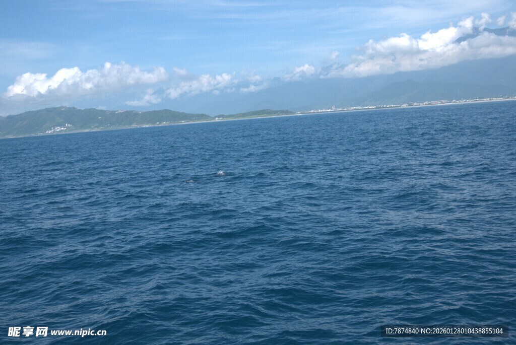 广阔海面与远处天际线