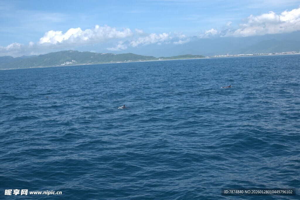 广阔蔚蓝大海 远处山峦