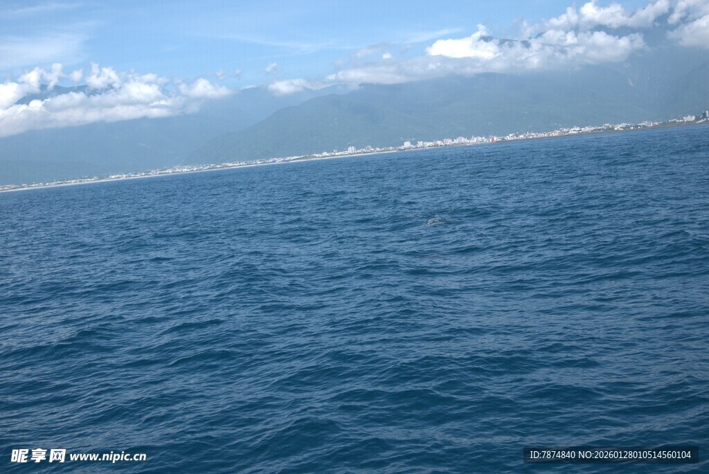 广阔蔚蓝大海与天际线