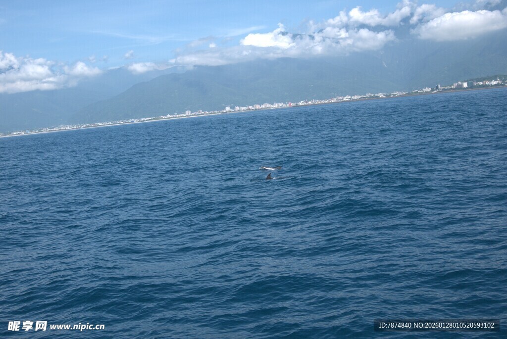 广阔蔚蓝大海与远处天际线