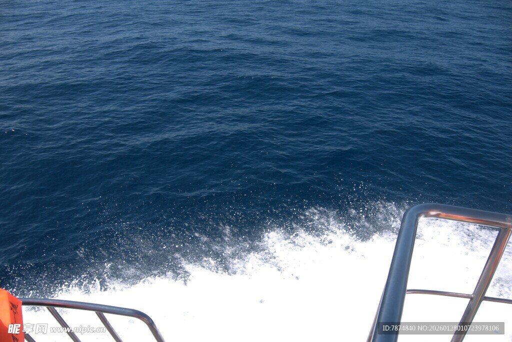 船行海上激起白色浪花