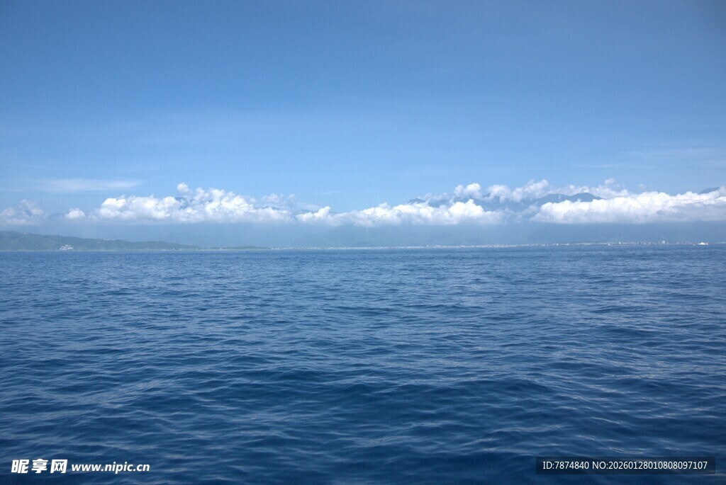 广阔蔚蓝海洋与天际线