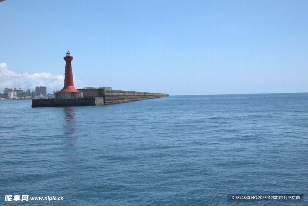 海边灯塔矗立在辽阔海面