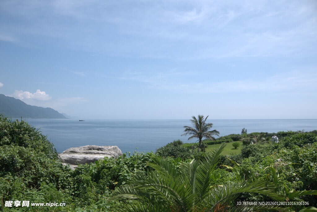 海边绿植环绕的美丽景致