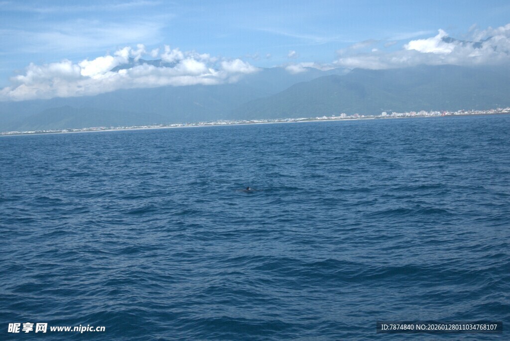 广阔海面与远处天际线