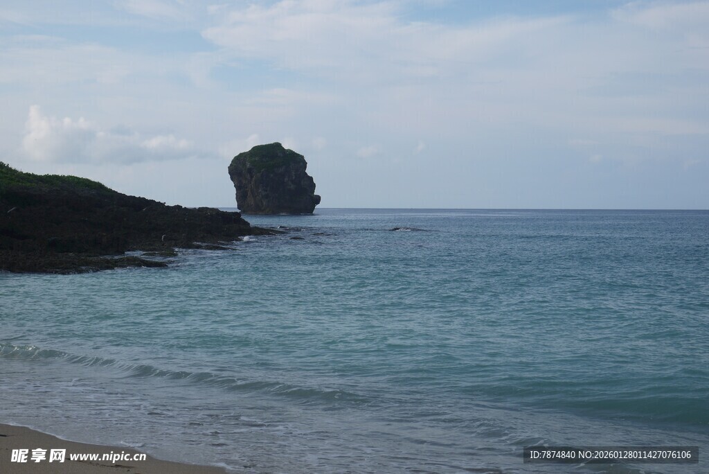海边美景 远处独特礁石