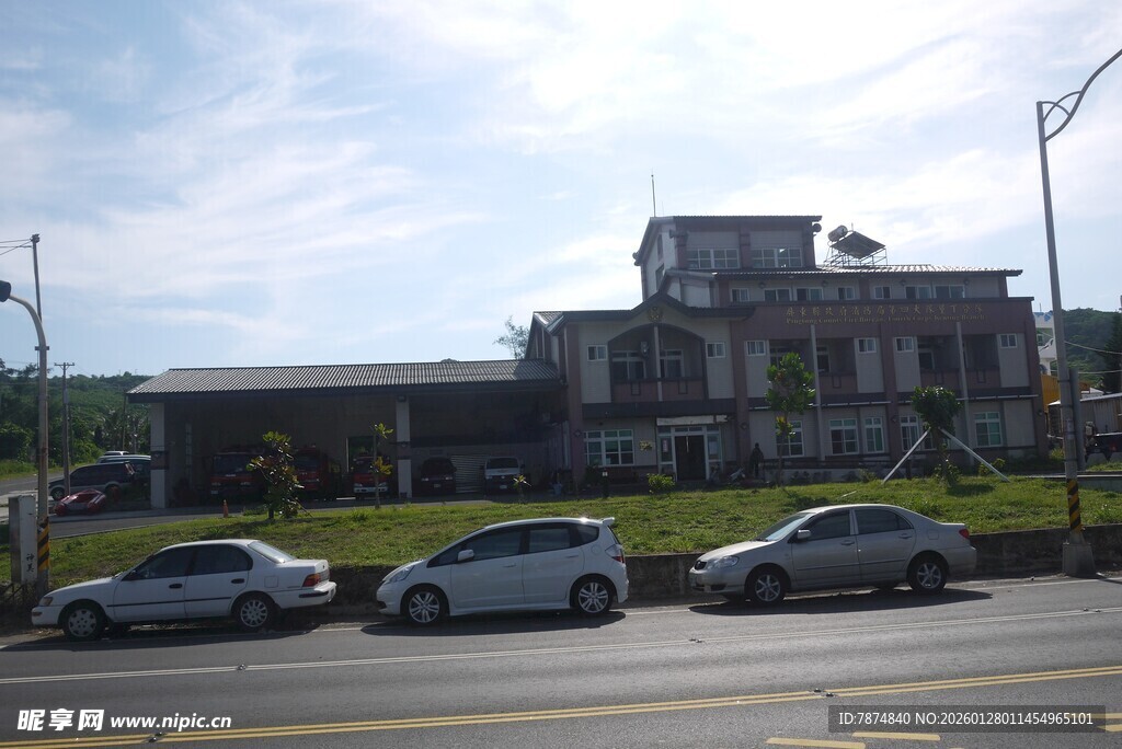 街道旁的建筑与停放车辆